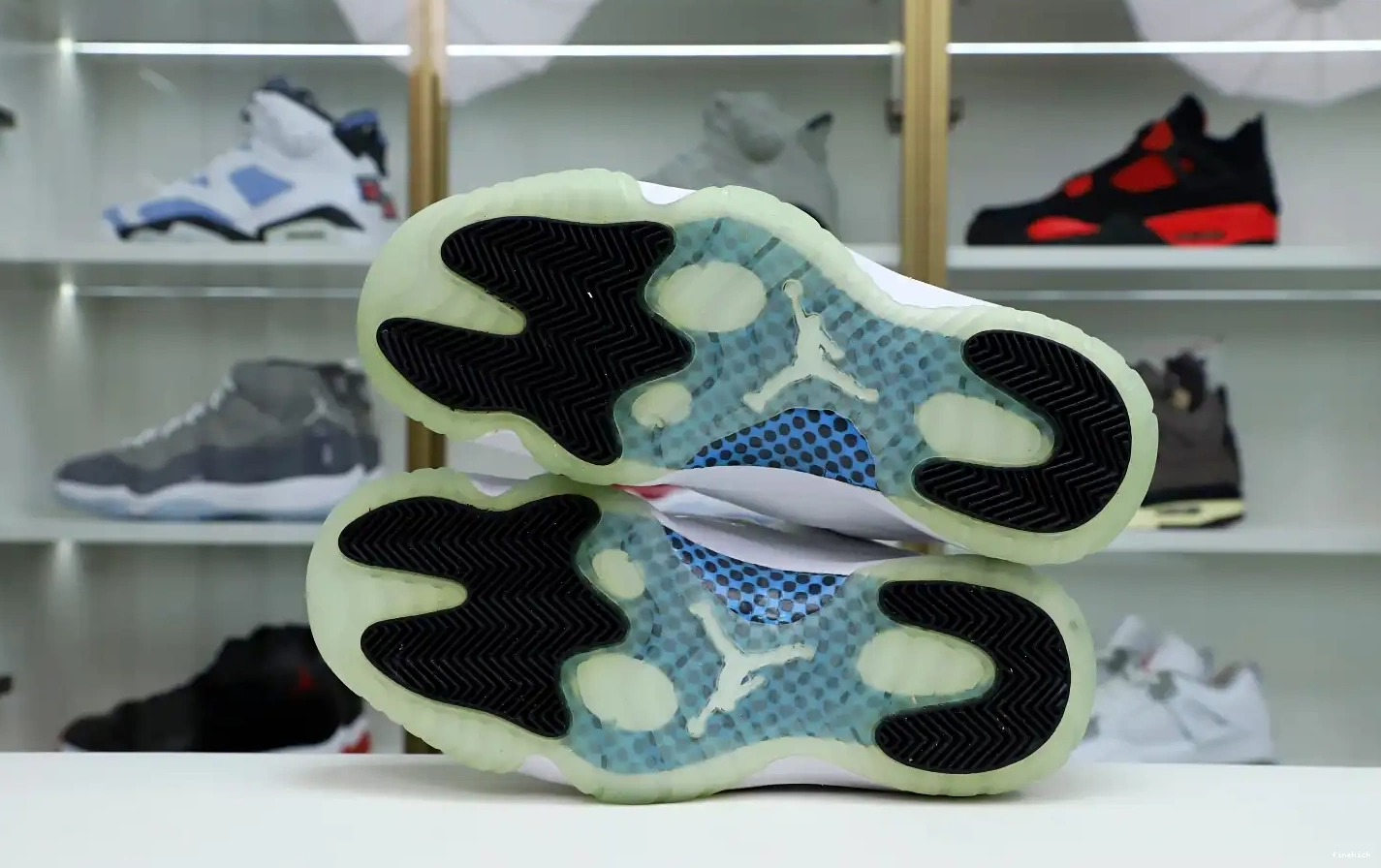 11 LOW JORDAN LEGEND RETRO AIR BLUE 0421